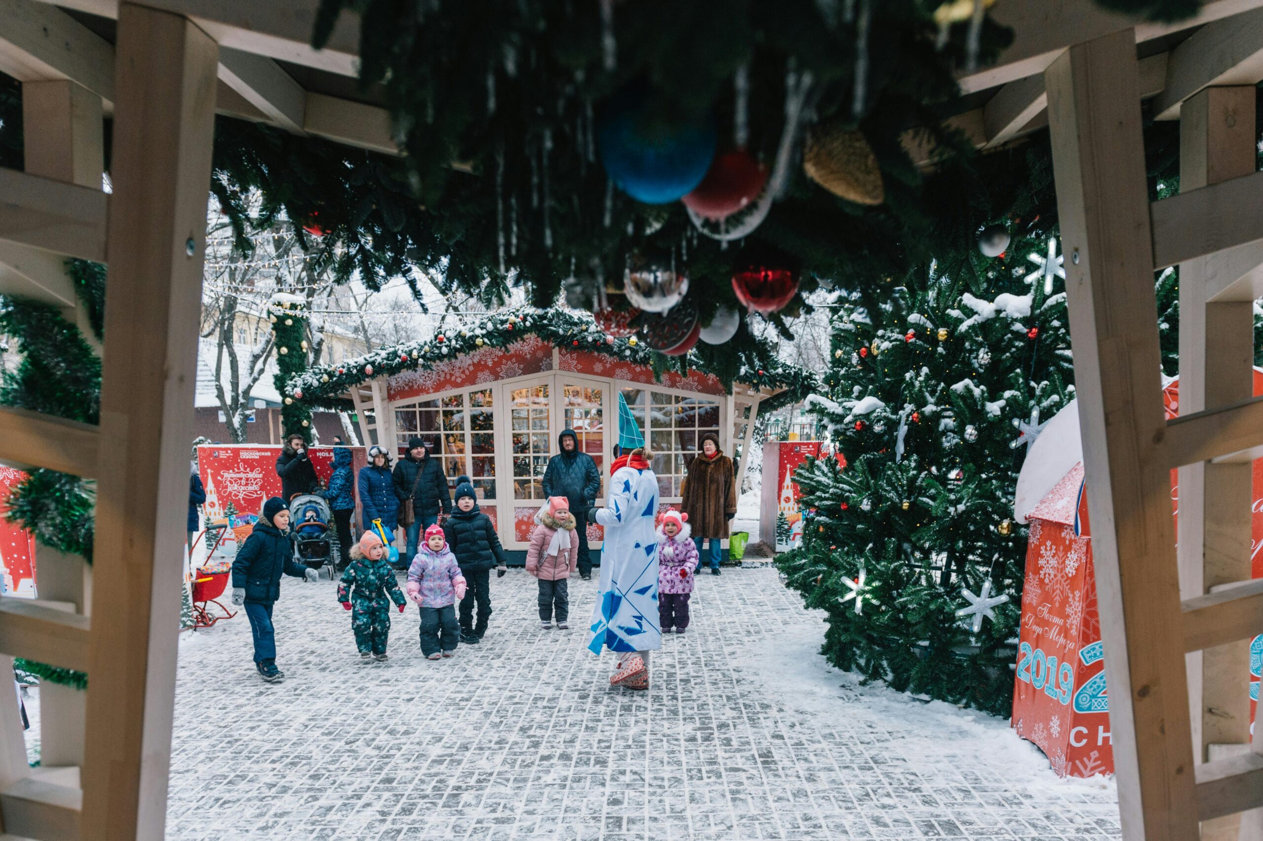 familias-relajadas-sin-estres-en-navidad-paseando-con-sus-hijos-por-un-mercado-navideno-donde-los-hijos-ven-un-espectaculo