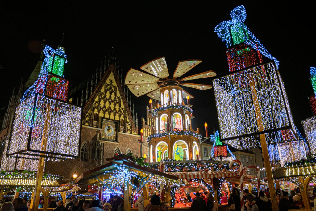 mercado-navideno-de-una-ciudad-donde-hay-gente-disfrutando-y-sin-estres-en-navidad