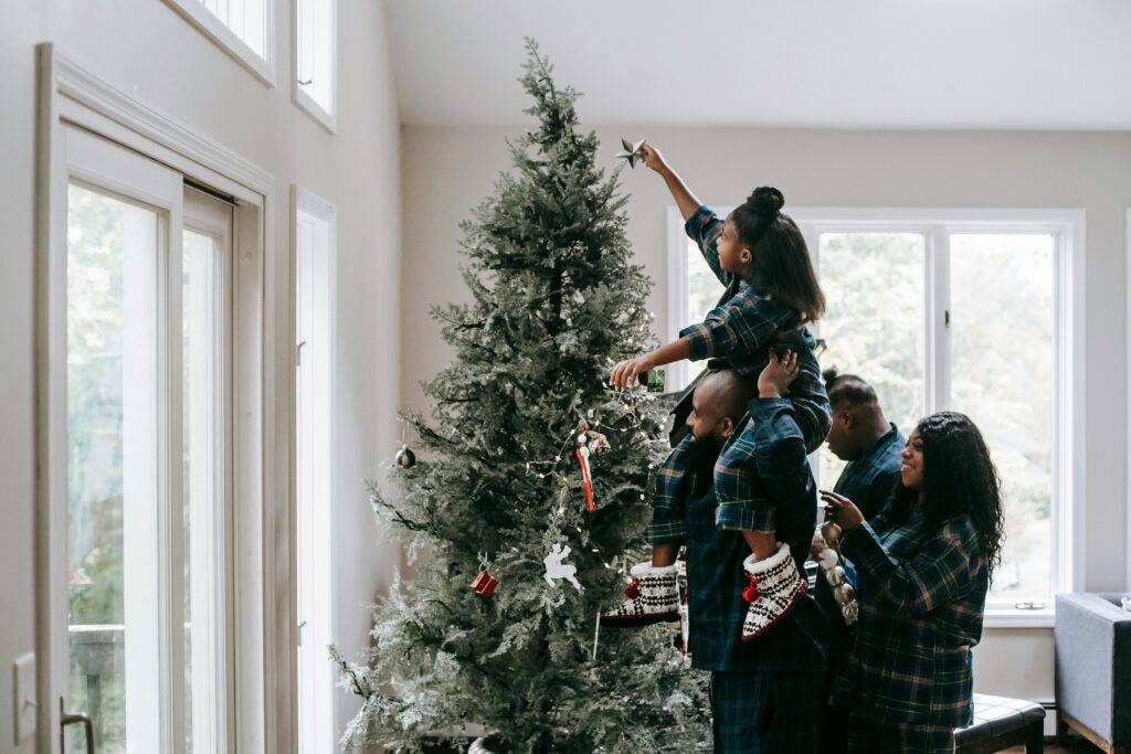 familia-que-esta-montando-el-arbol-de-navidad-juntos-para-hacer-planes-de-navidad-en-familia