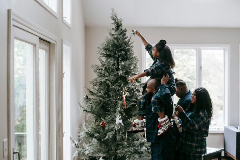 familia-que-esta-montando-el-arbol-de-navidad-juntos-para-hacer-planes-de-navidad-en-familia