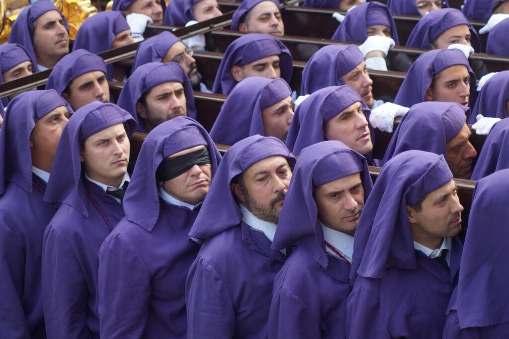 costaleros-llevando-un-trono-uno-de-los-planes-familiares-en-semana-santa