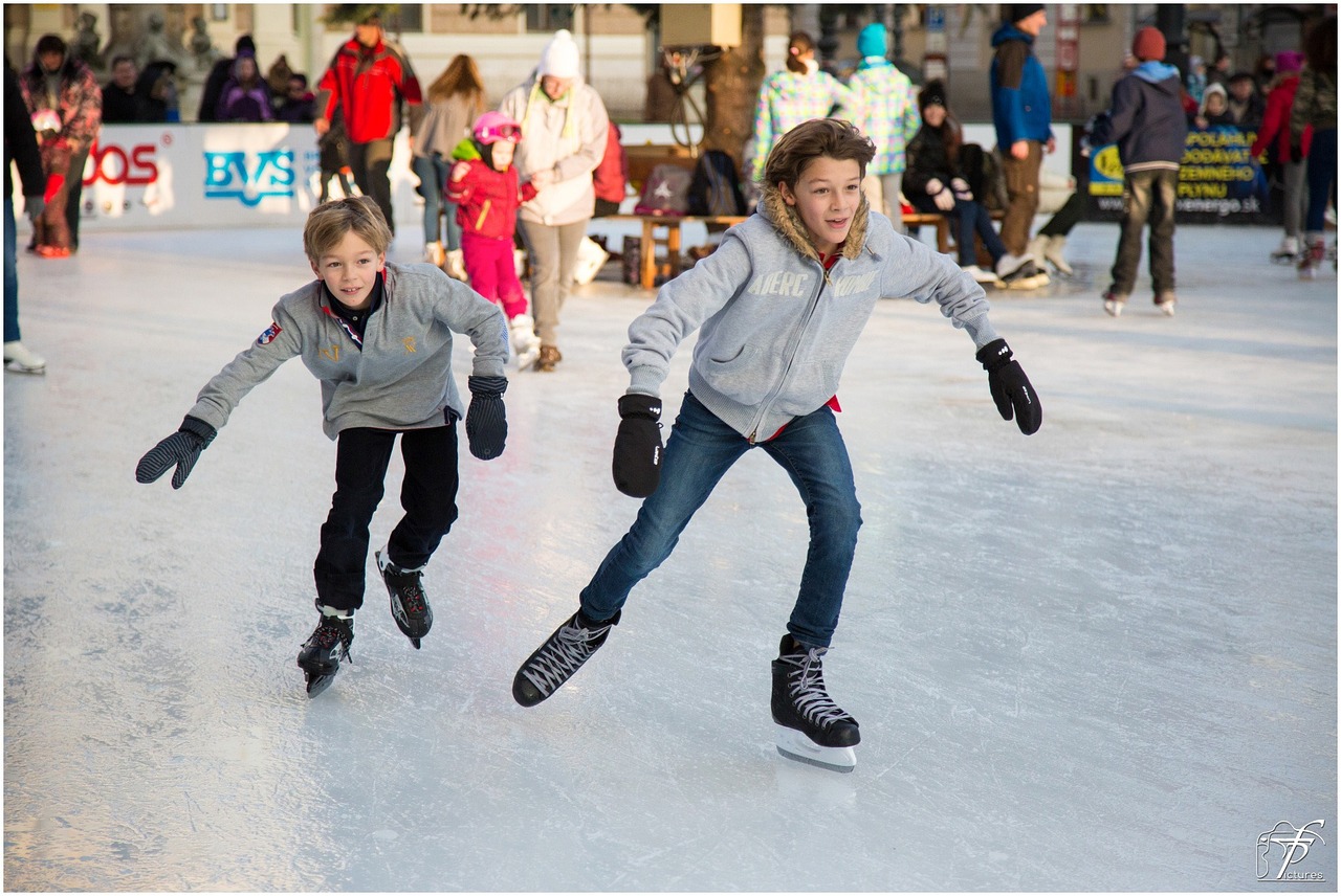 dos-adolescentes-en-pista-de-patinaje-para-evitar-enfermedades-cardiovasculares