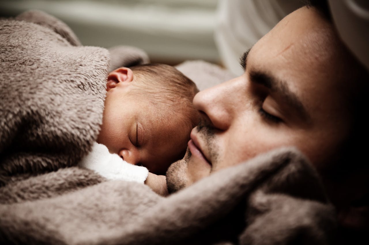 padre-en-conciliacion-familiar-cuidado-a-bebe