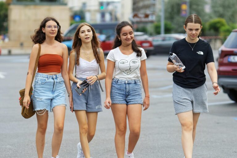 cuatro-adolescentes-paseando-para-evitar-enfermedades-cardiovasculares