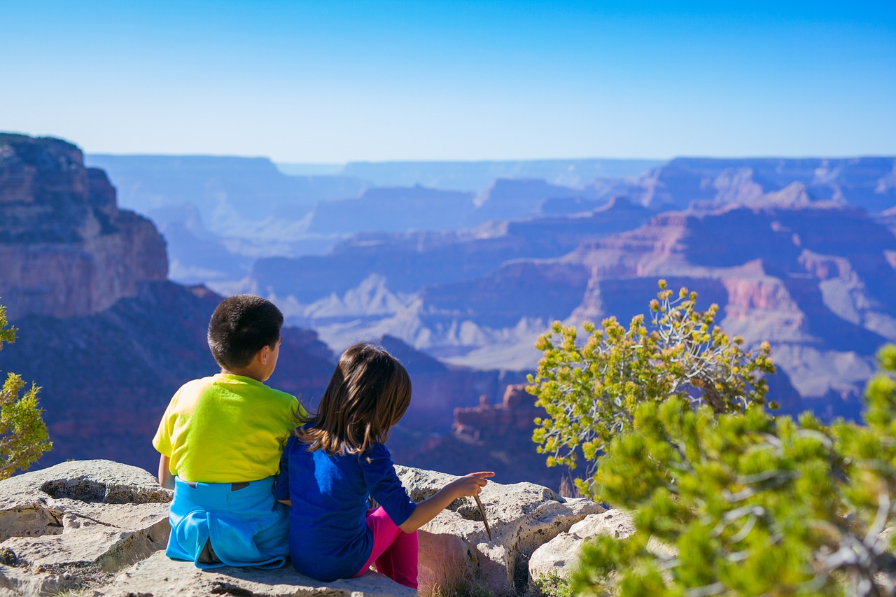 niños-en-la-cima-de-una-montaña-de-vacaciones-con-niños