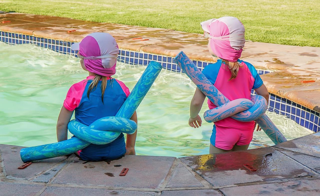 pequeños-disfrutando-en-la-piscina-en-unas-vacaciones-con-niños