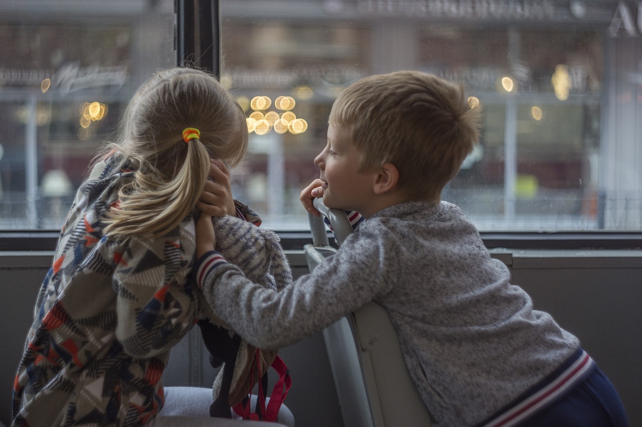 dos-pequeños-disfrutando-de-las-vacaciones-con-niños