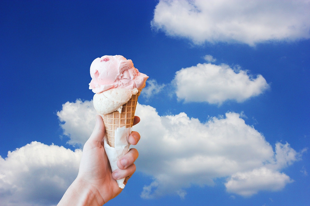 cucurucho-de-helados-saludables-con-el-cielo-de-fondo
