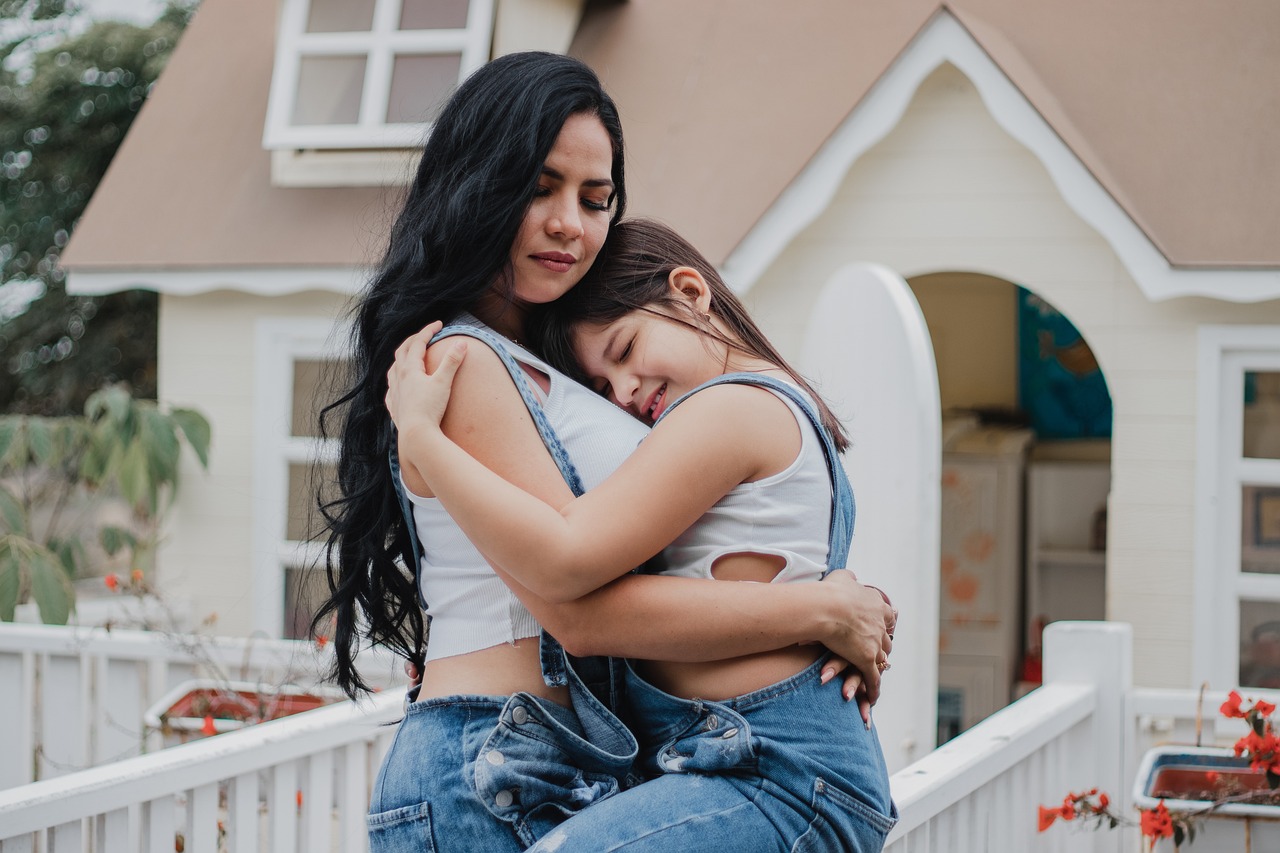 dos-chicas-abrazadas-delante-de-una-casa-necesitan-proteccion-financiera