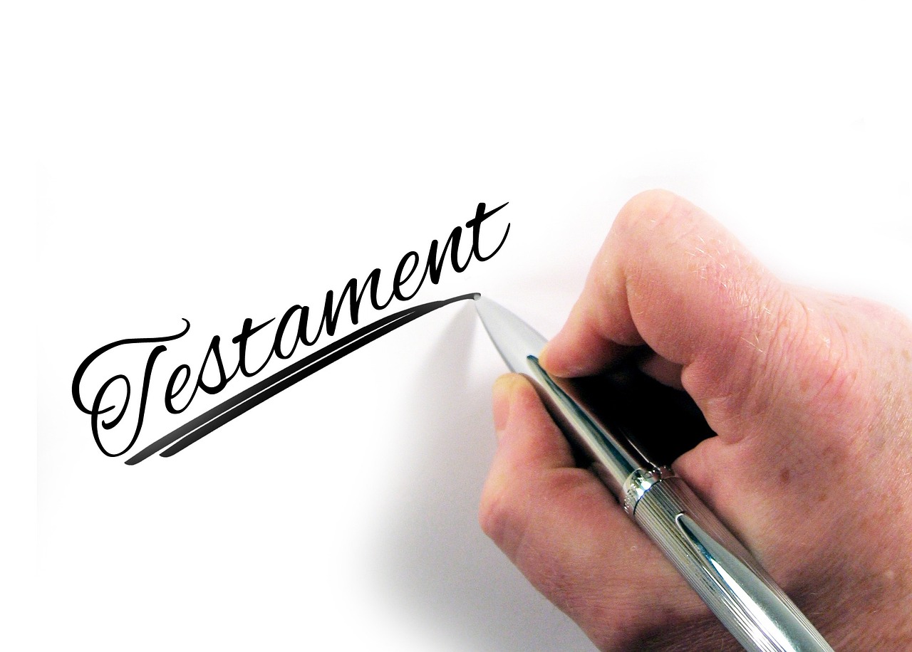palabra-testamente-y-una-mano-con-una-pluma-para-planificacion-financiera-familiar