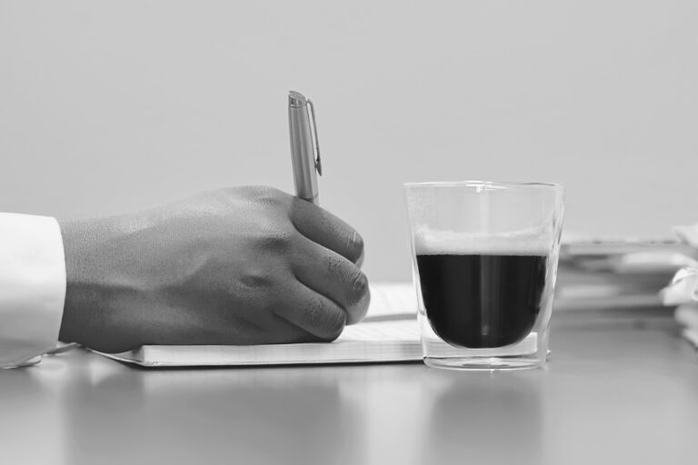 mano-de-una-persona-escribiendo-sobre-herencia