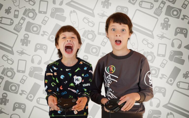 dos-niños-jugando-que-deben-evitar-las-lesiones-infantiles-tipicas-de-navidad