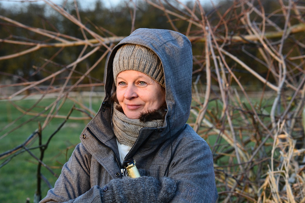 mujer-abrigada-en-el-campo-proteger-a-tu-familia