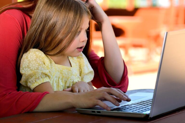 nina-con-su-madre-usando-calculadora-online
