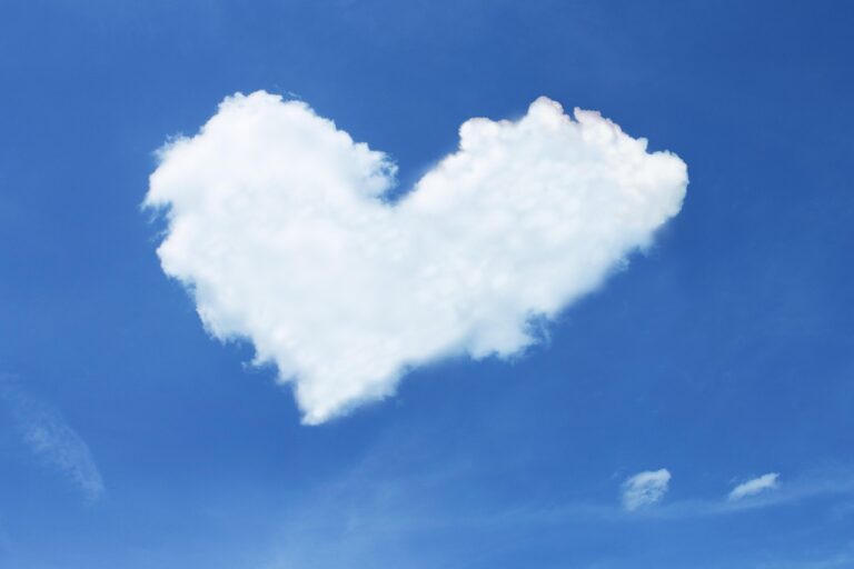 nube-en-forma-de-corazon-bajo-cielo-azul-futuro-en-pareja