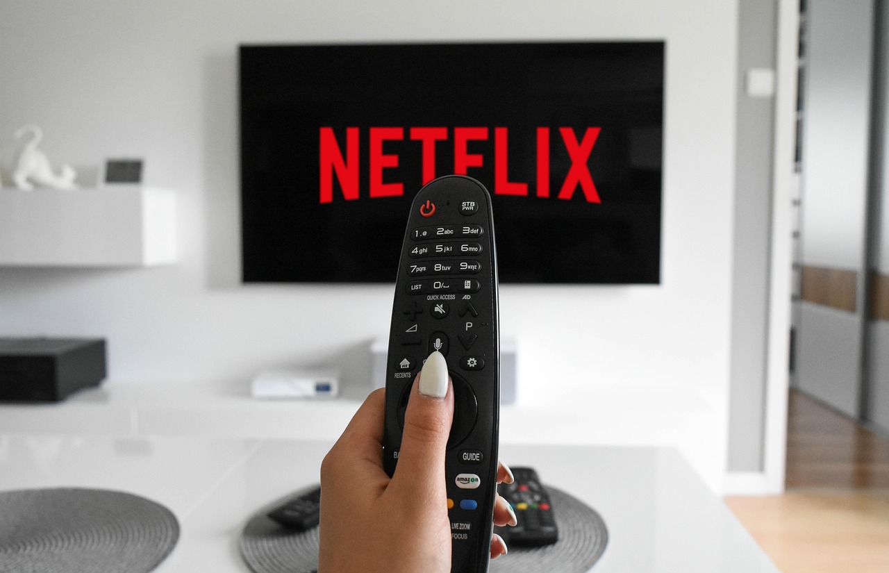 television-con-netflix-en-casa-tranquilidad-gracias-a-seguros-de-salud